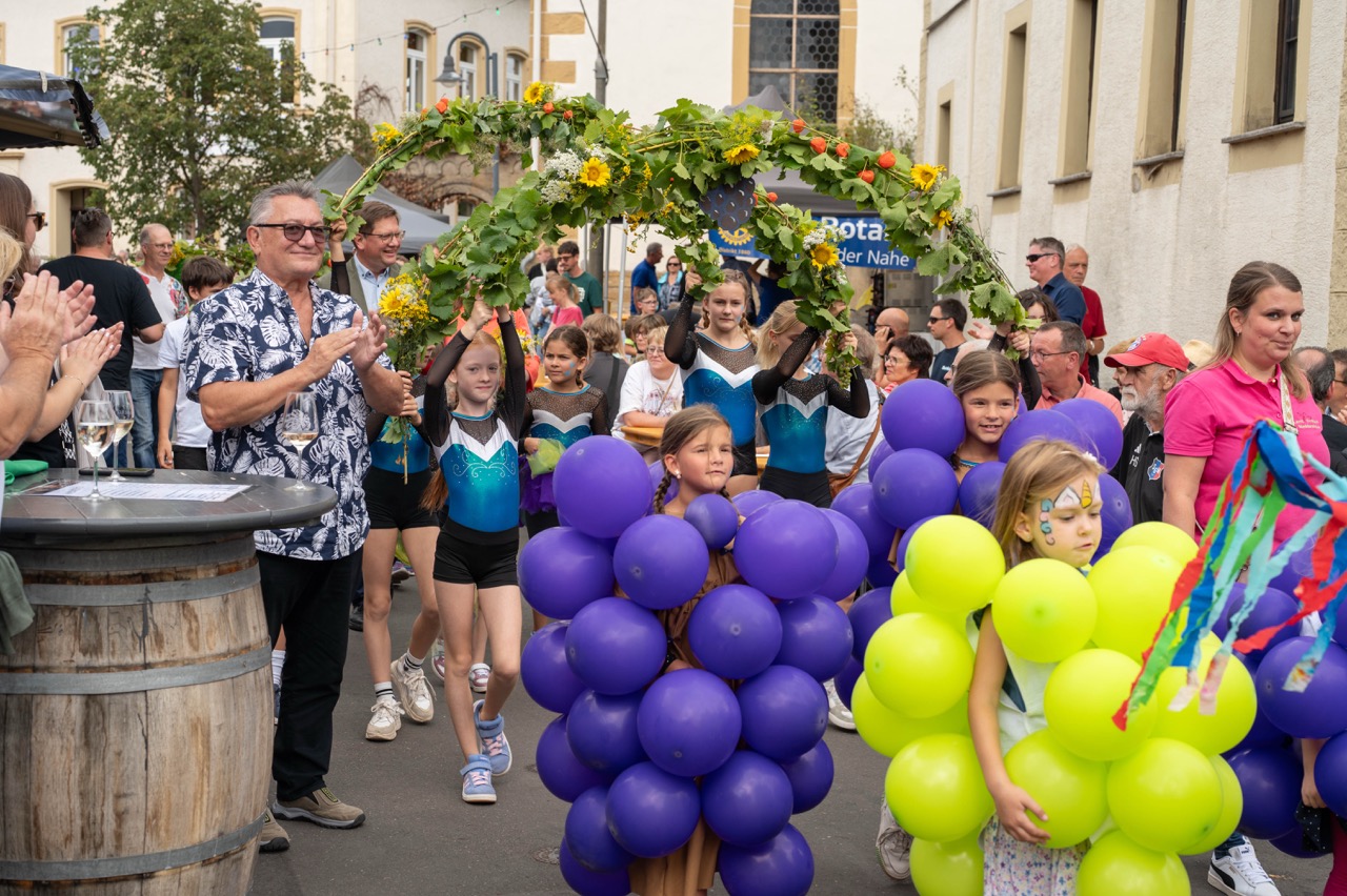 Einmarsch mit Kindern, OB und Naheweinmajestät